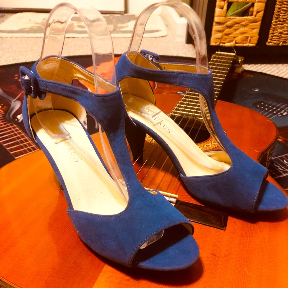 🧣Gatuxus Size 37 Blue T-Strap Felt Heels!